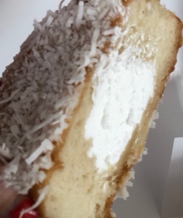 菜肴“Coconut Cream Doughnut”的照片