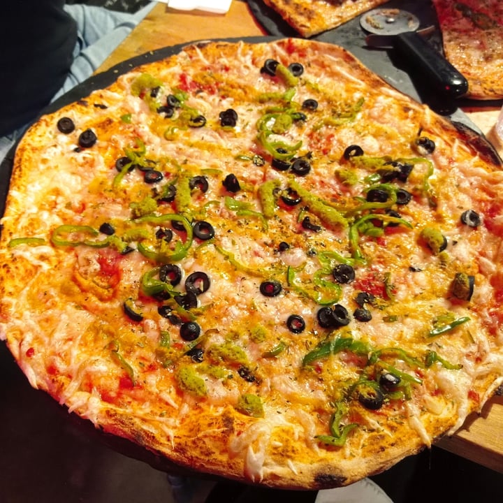 photo of Pizzeria Trozo Pizza Con Falafel, Pimiento Verde, Salsa Curry Y Aceitunas Negras shared by @tintadecuervo on  19 Sep 2021 - review