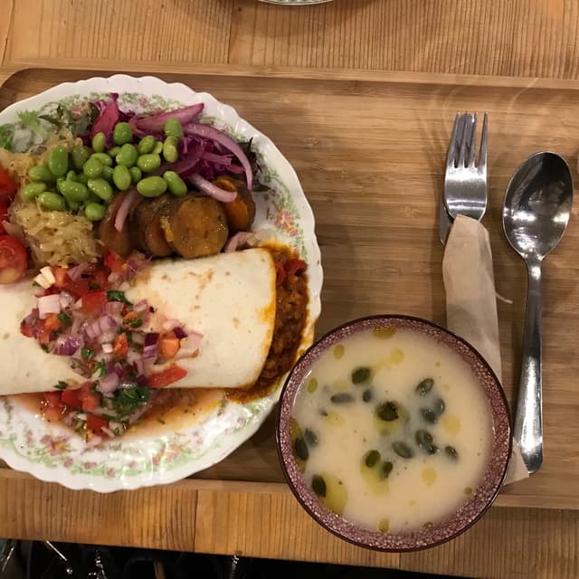 Foto del piatto “Burrito Vegano Con Chucrut, Salada, Edamames E Boniato”