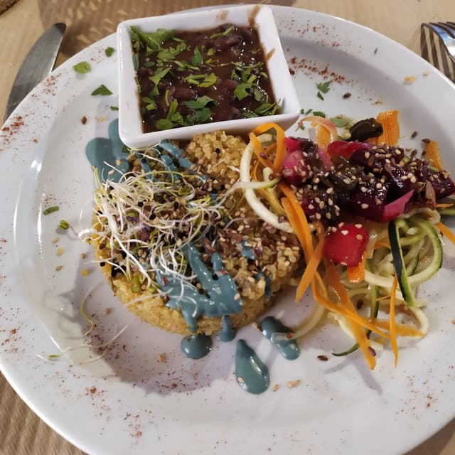 Photo of the dish “Ensalada De Quinoa Con Alubias”