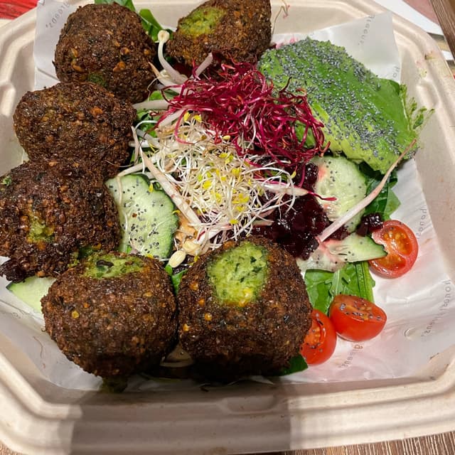 「Avocado Supergreen con Falafel」の料理の写真