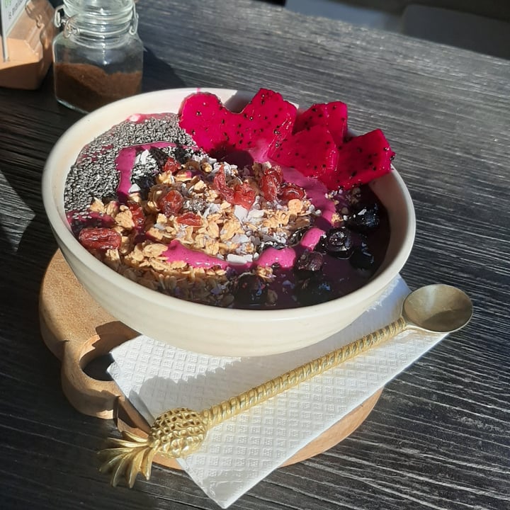 photo of Matcha Cafe Bali Matcha Acai Superfood Smoothie Bowl shared by @plantsfeelthough on  05 Jul 2020 - review