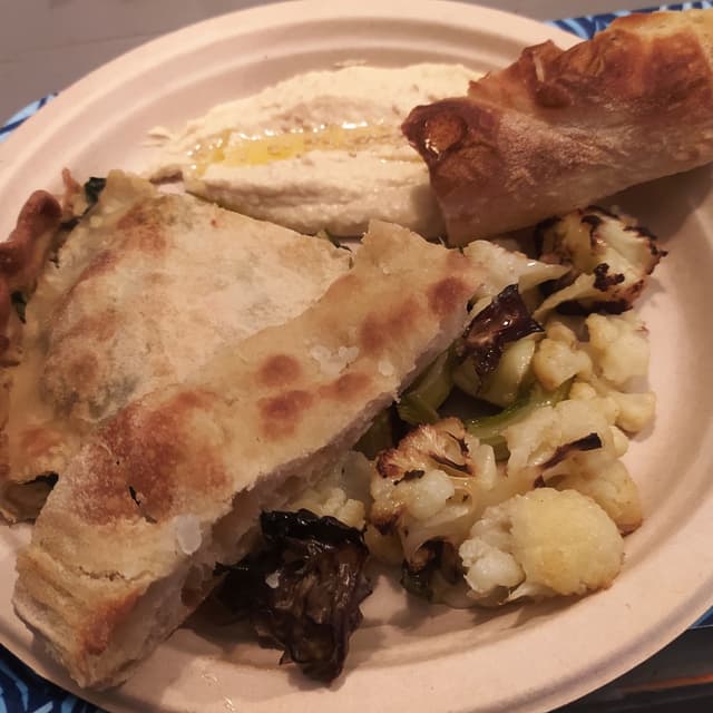 Foto do prato “Erbazzone con cavolfiore al forno e hummus di ceci”