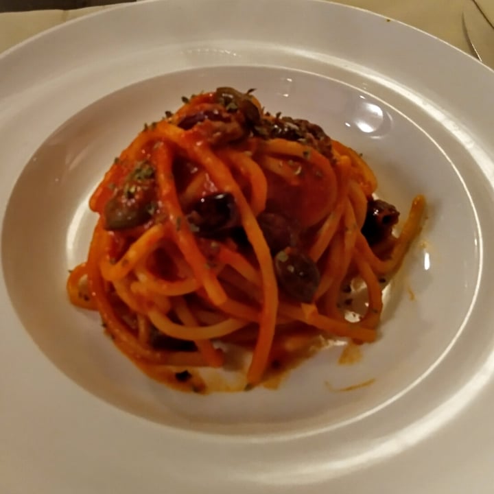 photo of Enoteca La Zaira Di Fabrizio Baldi spaghetti cavalieri con pomodoro, olive taggiasche, capperi e origano shared by @zianena on  21 May 2022 - review