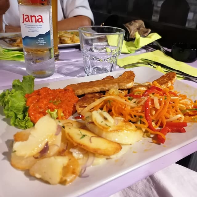 Photo of the dish “Tempeh in umido con verdure cotte nel wok e patate in tecia”