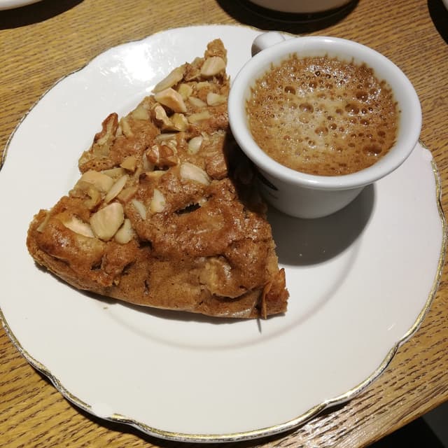 Photo of the dish “colazione vegana con caffè d'orzo e torta di mele, cannella e frutta secca”