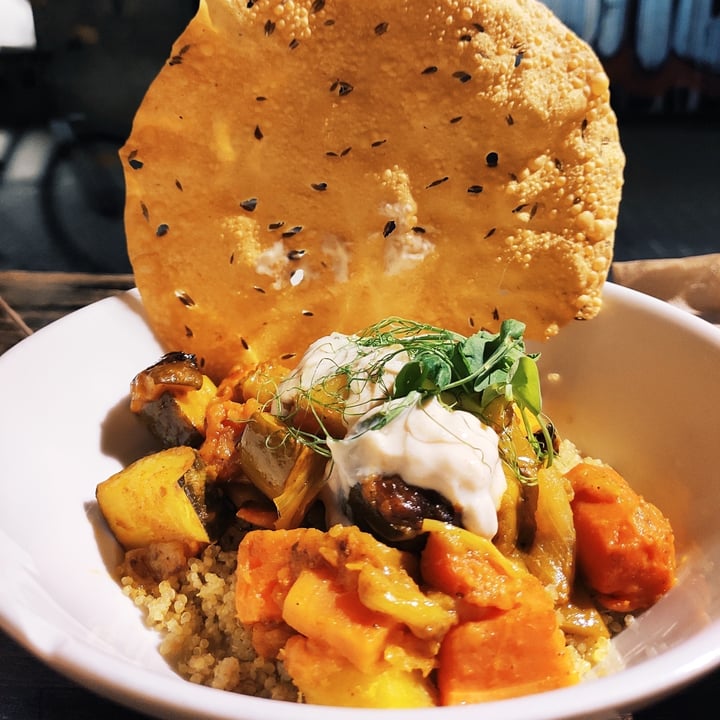 photo of VEGA Curry Korma de vegetales con raita de pepino y piña sobre papadum y quinoa shared by @spiderwebs on  15 May 2020 - review