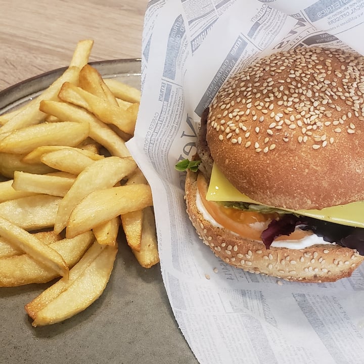 photo of La Trocadero Burger Crunchy shared by @ayveegan on  17 Aug 2020 - review