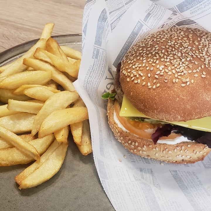 review photo of La Trocadero Burger Crunchy shared by @ayveegan on 17 Aug 2020 - review