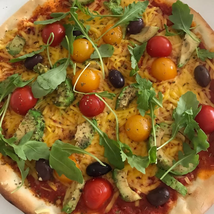photo of Pizzeria Oscar Pizza Avocado Vegan shared by @lunaleeat on  25 Jul 2020 - review