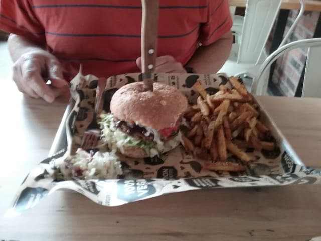 菜肴“Backyard BBQ Burger And Fries”的照片