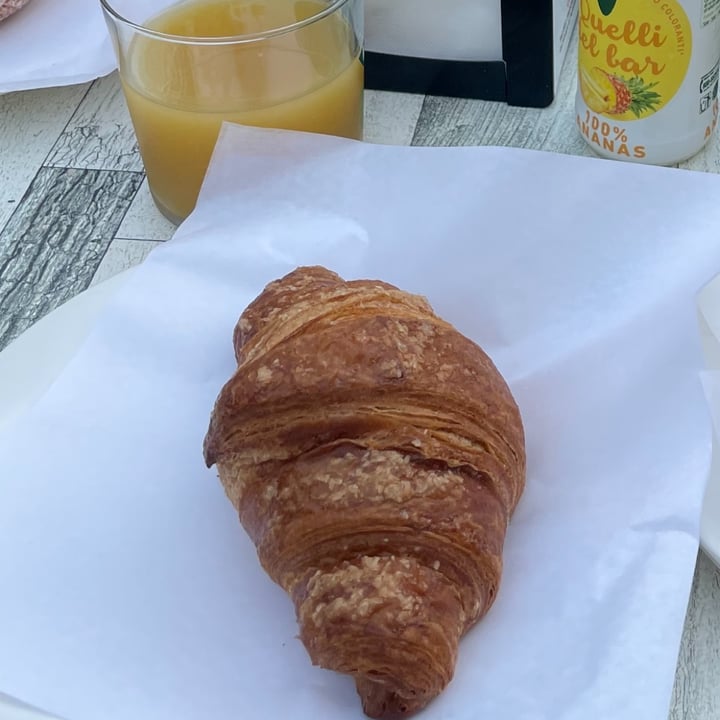 review photo of Bar Albatros Cornetto vegano all’ arancia e semi shared by @martinacento on 29 Jun 2022 - review