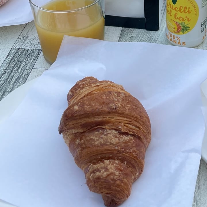 photo of Bar Albatros Cornetto vegano all’ arancia e semi shared by @martinacento on  29 Jun 2022 - review