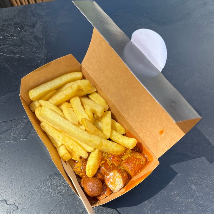photo of Pommes Freunde Vegane Currywurst mit Pommes shared by @domcsiwill on  27 Jun 2022 - review