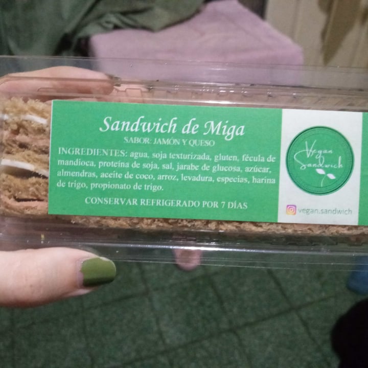 photo of Vegan Sandwich Sandwich de jamón y queso con pan integral shared by @cataveg on  06 Apr 2021 - review