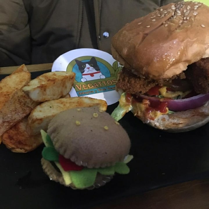 photo of Vegattos Cajita feliz hamburguesa shared by @rebecalozano on  22 Nov 2020 - review