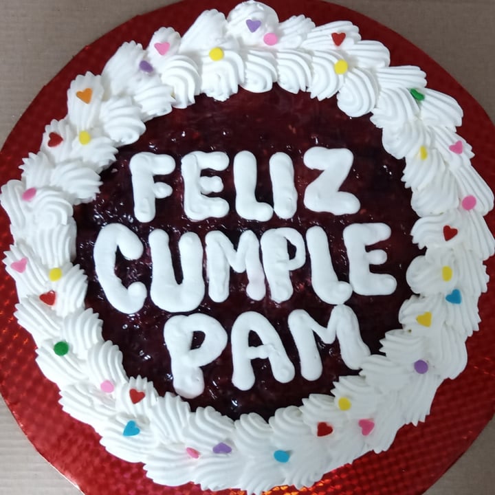 photo of YvittaCakes Pastel de frutos rojos shared by @pamelamorales on  15 Mar 2022 - review
