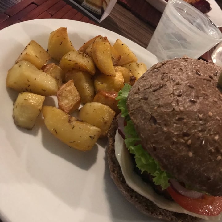 photo of Veganda Beyond Burger con patate al forno shared by @aless02 on  12 Dec 2021 - review