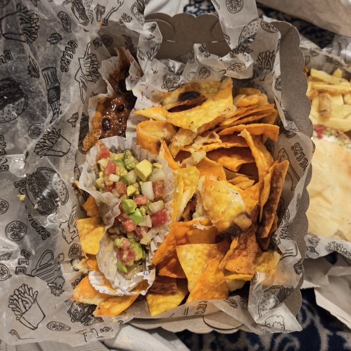 photo of Madero Grill & Deli Nachos Con Guiso Ranchero, Queso Vegano Y Guacamole shared by @berbela on  28 Mar 2021 - review