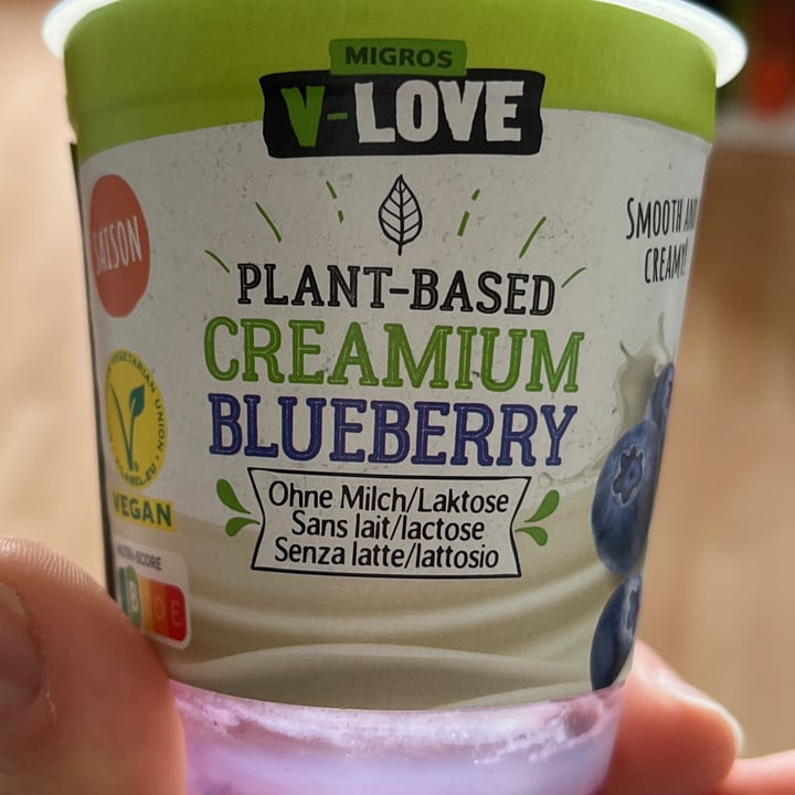 photo of Migros V-Love Plant-based Cremium blueberry shared by @alealbe on  21 Apr 2022 - review