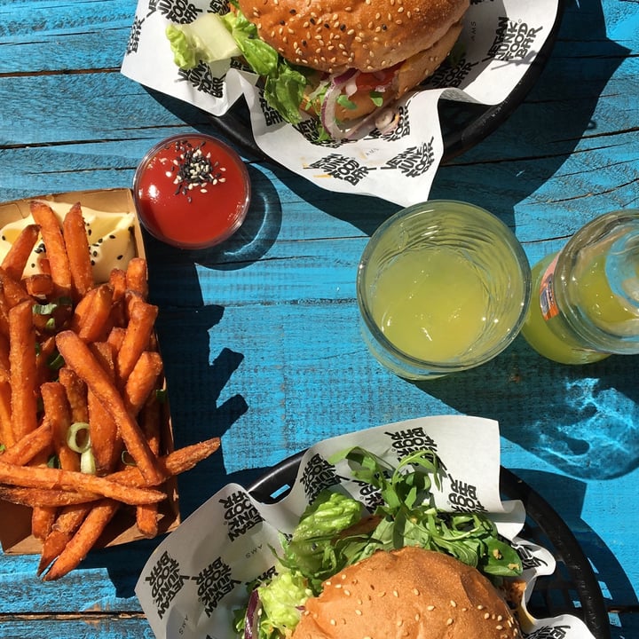 photo of Vegan Junk Food Bar Burger shared by @silviaveg9 on  04 Dec 2021 - review