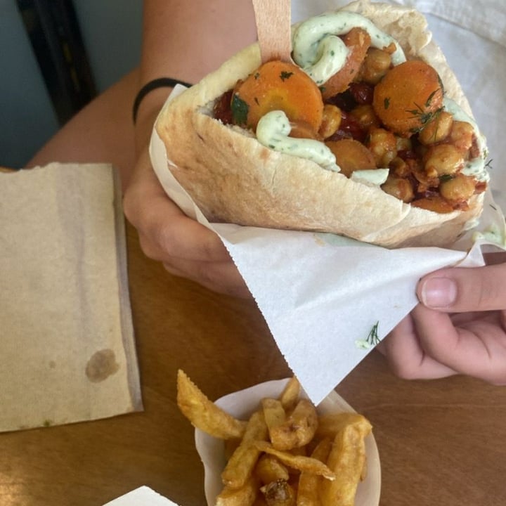 photo of Maoz Vegetarian Falafel Sandwich shared by @sisterville on  17 Jun 2022 - review