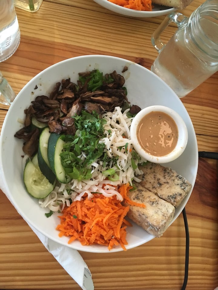 photo of Cleveland Vegan Thailandese noodles shared by @juanaeb on  18 Aug 2019 - review