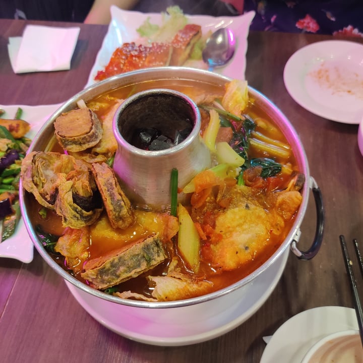 photo of New Fut Kai Vegetarian Restaurant Tomato Broth Hotpot shared by @lazula14 on  28 Feb 2022 - review