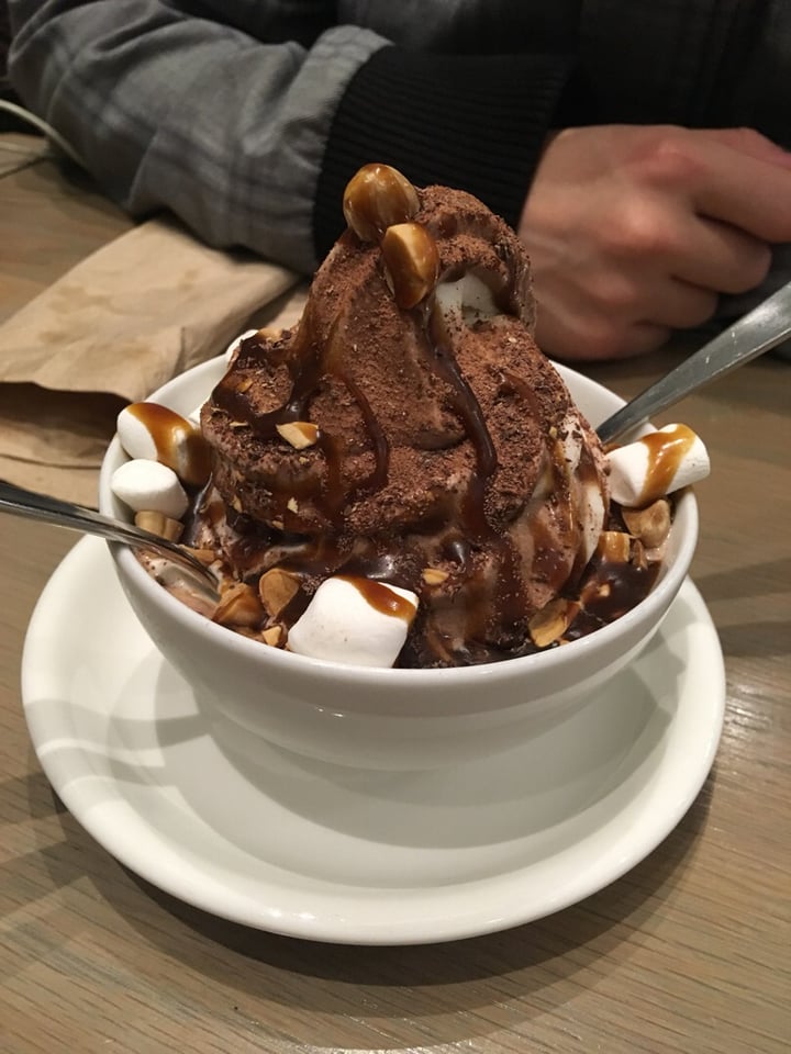 photo of Virtuous Pie Sundae shared by @liustandoff on  05 May 2019 - review