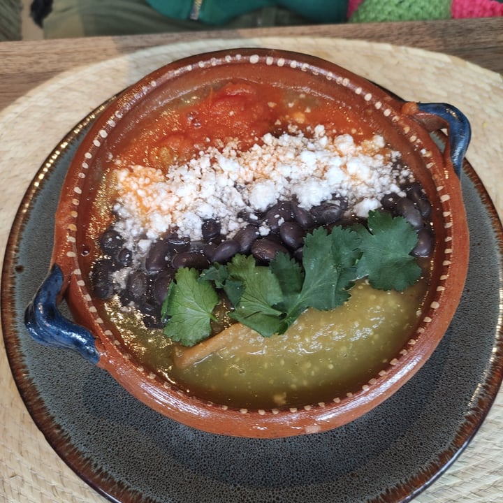 photo of Ojo de Maíz Chicharrón de trigo en salsa verde y roja shared by @catafdezc on  19 Mar 2022 - review