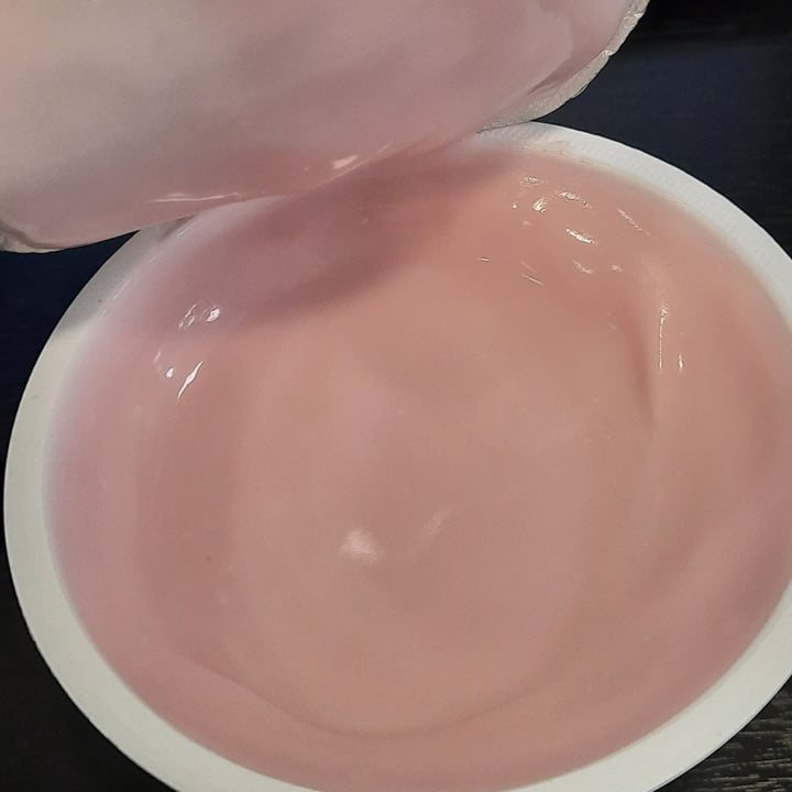 photo of Silk yogurt frutos rojos shared by @luciabarbin on  21 Sep 2022 - review