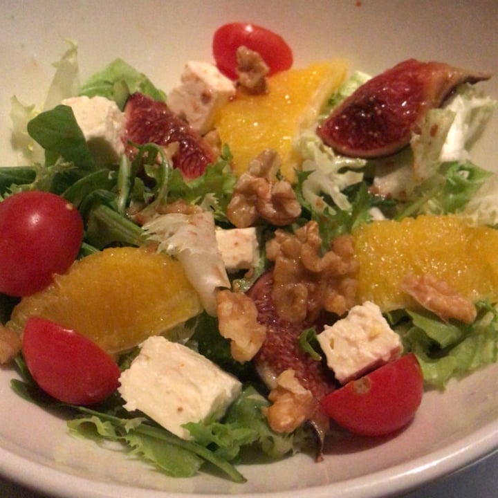 review photo of Teresa Carles Ensalada de rucula,higos, naranja, nueces y queso feta. shared by @almuchi on 17 Sep 2020 - review