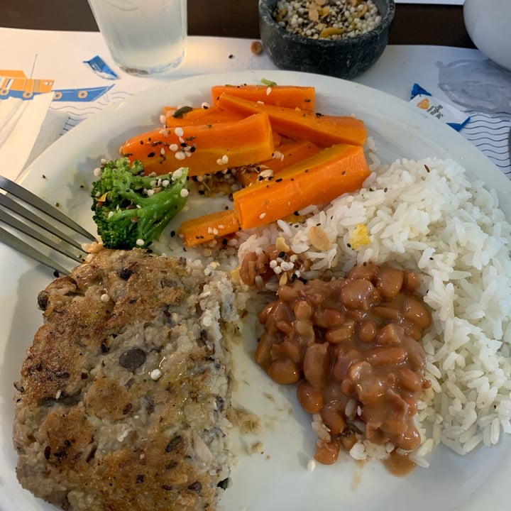 photo of Marola hamburguer vegano, arroz, feijao, legumes com gergelin shared by @apsilveira on  07 Jun 2022 - review