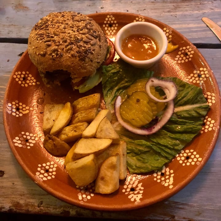 review photo of El Vegetariano Mar y Tierra (El Vegetariano Mar y Tierra Tulum) Hamburguesa vegano shared by @arnokache on 19 Mar 2021 - review