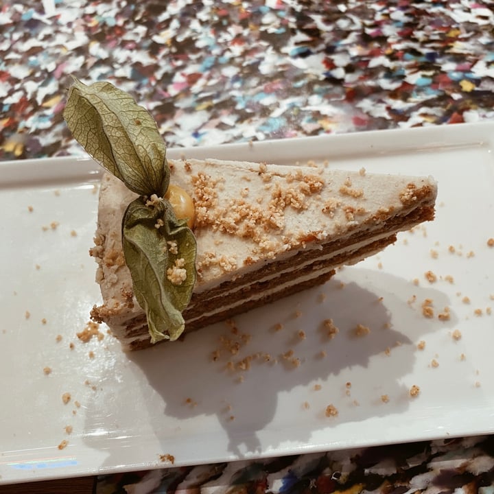 photo of Flax and Kale La Roca Carrot Cake shared by @theveganavocadito on  23 Jul 2022 - review