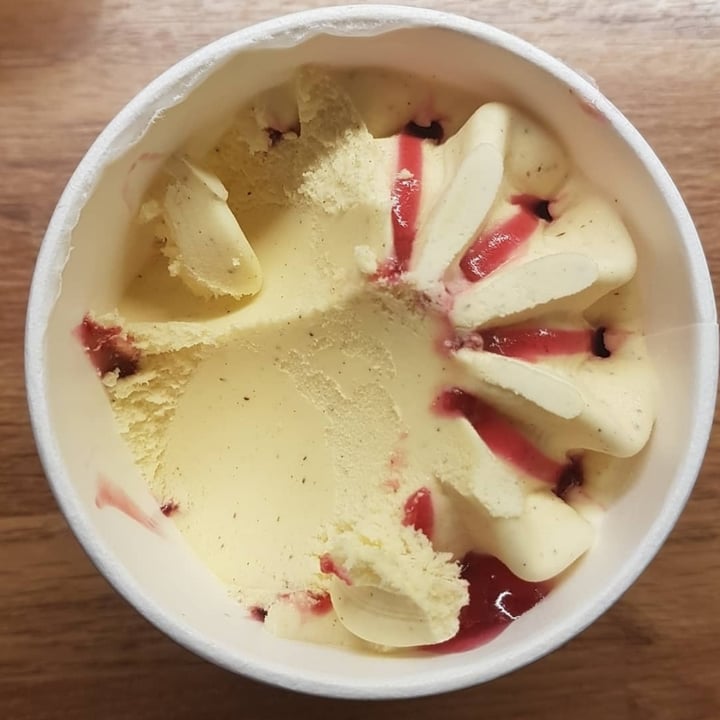 photo of Vemondo Dairy Free Ice Cream, Vanilla And Red Fruits shared by @enkelvegan on  29 Jan 2021 - review