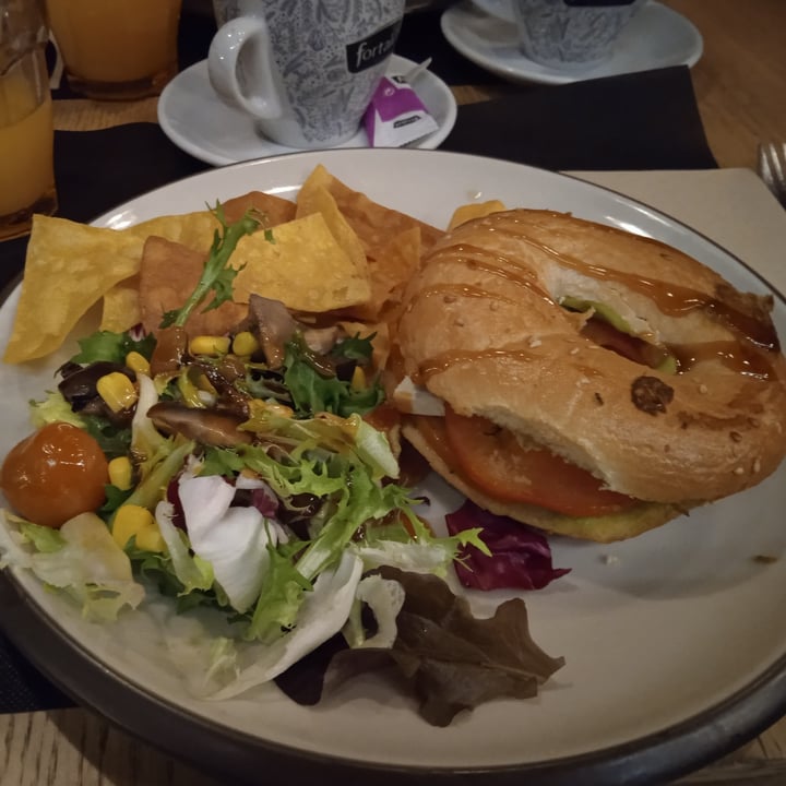 photo of Sua San Bagel Vegano Con Tofu, Tomate Y Guacamole shared by @raquelrd on  19 Feb 2022 - review
