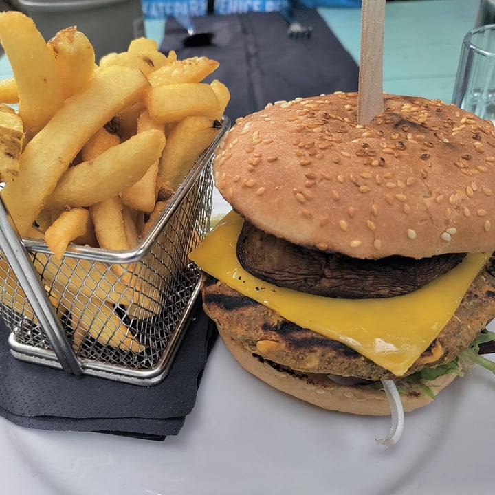 photo of The Ivy Cottage Vegan Burger With Chips shared by @magzape on  26 Aug 2022 - review