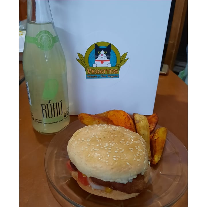 photo of Vegattos Cajita feliz hamburguesa shared by @uvazombie on  26 Jul 2020 - review