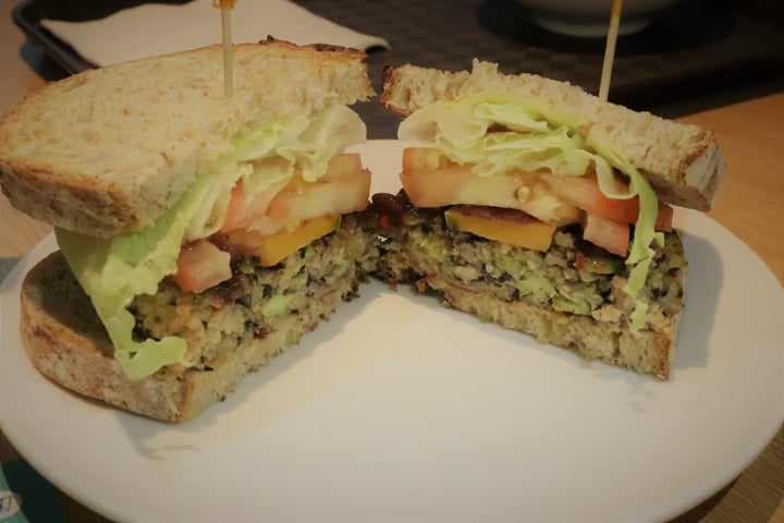 photo of Cedele Bakery Café Teriyaki Mushroom Millet Burger shared by @peter on  13 Nov 2017 - review