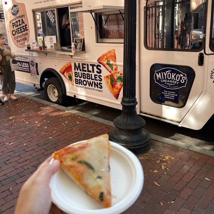 review photo of Miyoko's Creamery Liquid Vegan Pizza Mozzarella shared by @hyperbelly on 13 Oct 2021 - review