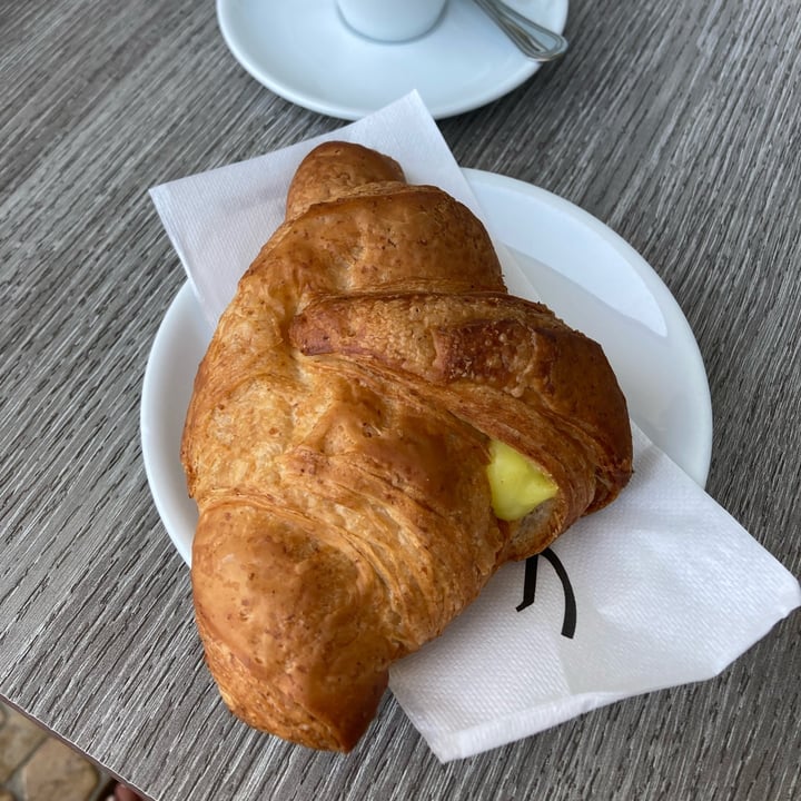 photo of Pastry by Angelo cornetto crema pasticcera shared by @silviaco on  15 Jun 2022 - review