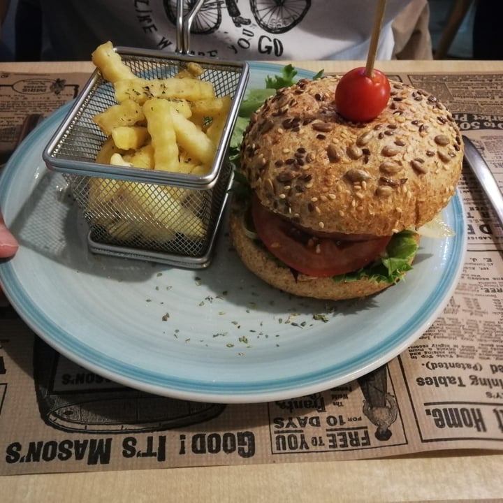 photo of BuenaVida 100% Vegan Beyond Meat Burger shared by @trajkovskagutierrez on  27 Mar 2022 - review