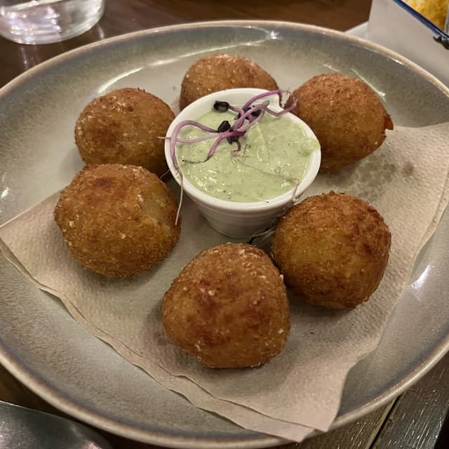 Foto do prato “Croquetas de tomate seco y parmesano”