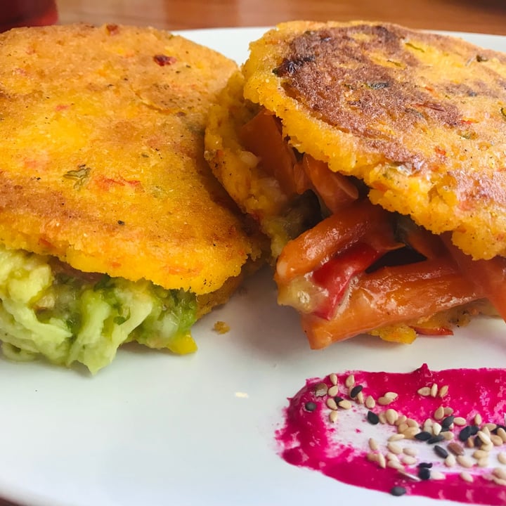 review photo of La Temeraria Arepas de proteína vegetal y verduras asadas shared by @manuquaroni on 26 Feb 2021 - review