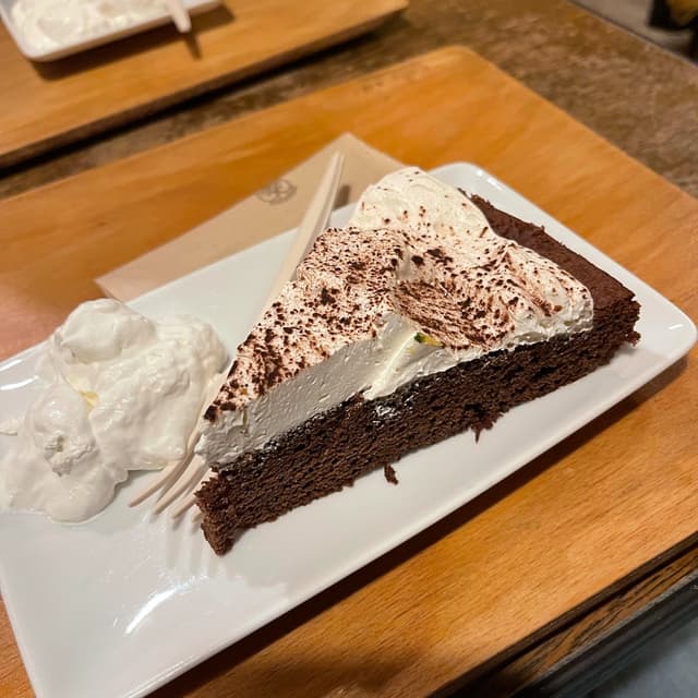 菜肴“Torta cioccolato e panna”的照片
