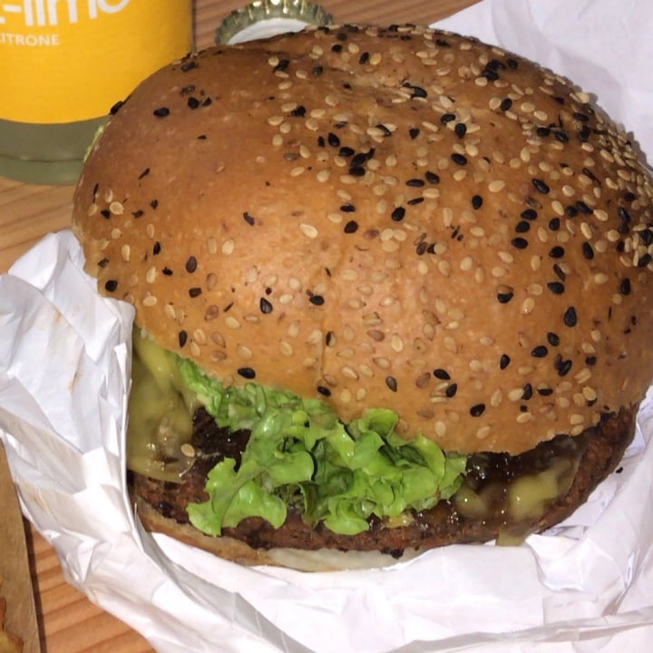 photo of Vélicious Burger Queen Burger shared by @sydneypetrie29 on  14 Oct 2020 - review