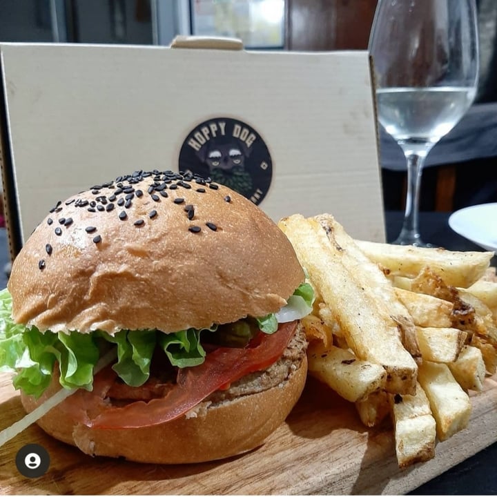 review photo of Hoppy Dog Beer & Co Burger Granjera shared by @fedebrrascruz on 15 Jun 2021 - review