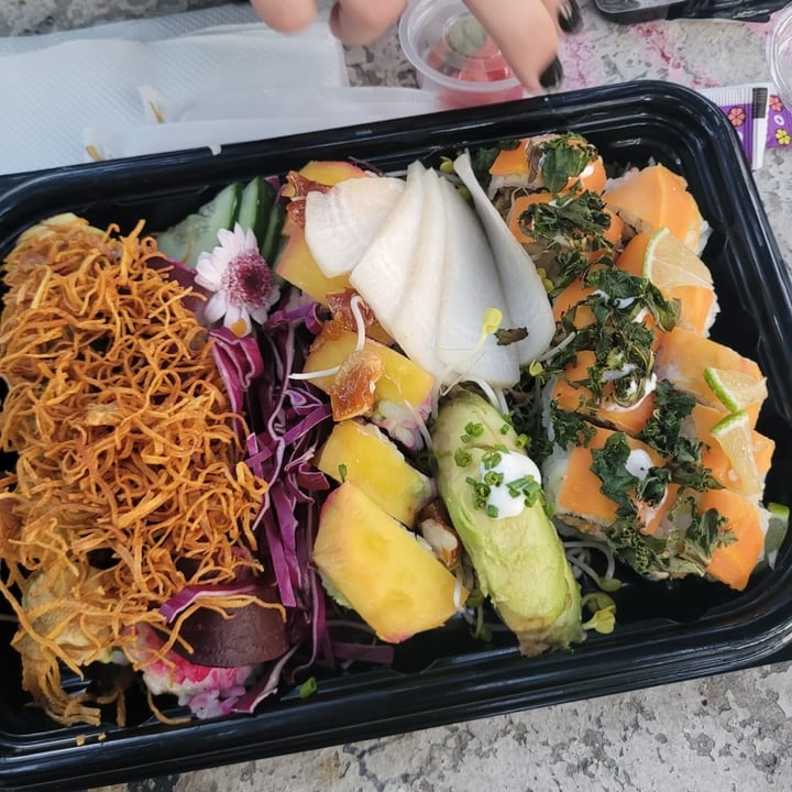 review photo of Pvra Vida Sushi rolls mixtos shared by @micxttt on 18 Oct 2022 - review