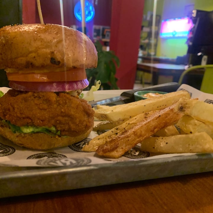 photo of Revolucion Verde Chickn free burger shared by @apaulapimentel on  22 Jan 2022 - review